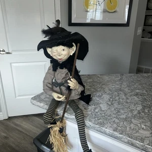 Mark Roberts Halloween zwinkernde Hexe 26" Regal Sitter - Bild 1 von 10