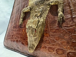 Bolso sin asas vintage de cocodrilo taxidermia - cabeza y piernas reales - bolso hecho a mano - Imagen 1 de 11