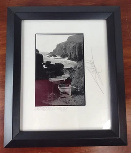 Giles Norman Wider Nohoval Cove Ireland '87' Fotografía Firmada Impresión Con Marco - Imagen 1 de 6