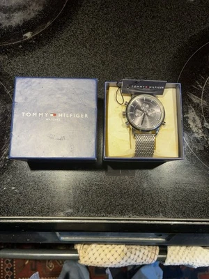 Reloj de pulsera Tommy Hilfiger para hombre cronógrafo esfera gris 1710294 correa de malla de acero  Foto 1 de 4