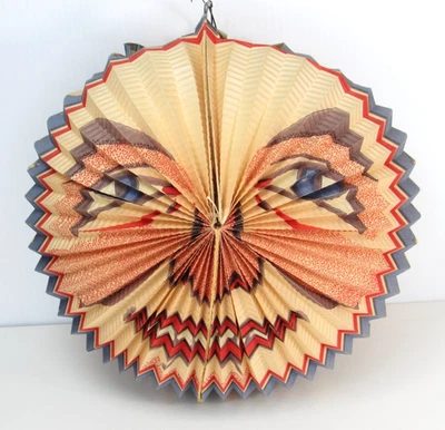 RARO Antiguo De Colección LINTERNA DE PAPEL Vela Iluminada Plegable Acordeón Cara Decoración Patriótica Foto 1 de 4