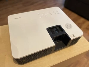 Casio XJ-H1600 DLP Projector HDMI - 3500 Lumens - Laser/LED Hybrid - 7892 Hours - Bild 1 von 9