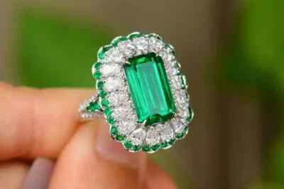 Anillo con halo de mujer de esmeralda verde creado en laboratorio corte esmeralda de 2 quilates enchapado en oro blanco de 14 quilates Foto 1 de 4