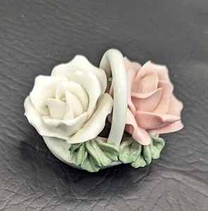 Rosas blancas y rosas vintage de cerámica de jardín de hadas en cesta - Imagen 1 de 4