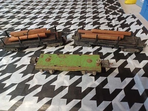 LIONEL LOT OF #2651 GREEN FLATCAR & 2- 3461 LUMBER CARS  - Picture 1 of 14