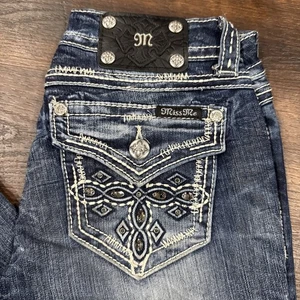 Miss Me Signature Boot Cut Jeans 26x29 Low Rise genäht Pattentasche bestickt - Bild 1 von 10