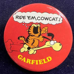 VINTAGE GARFIELD 1978 ‘RIDE EM COWCAT’ BUTTON PIN BADGE - Picture 1 of 3