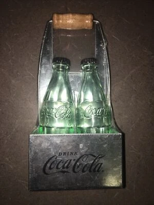 TableCraft Coca-Cola/Garrafa de Coca-Cola Conjunto de Shaker de Sal e Pimenta com Caddy de Metal - Imagem 1 de 4