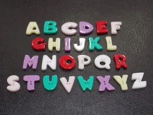 1 LETTERA LETTERE CIFRA CIFRE ALFABETO ALFABETI IN PLASTICA COLORATE DA CUCIRE - Picture 1 of 1