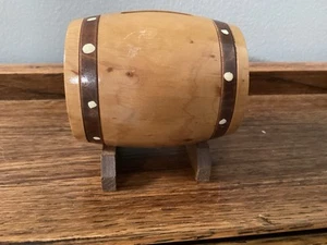 Panca vintage. Piccola botte in legno con scena dipinta - Foto 1 di 5