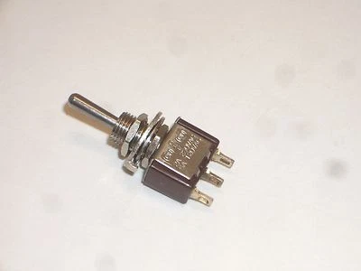 INTERRUPTOR DE PALANCA MINIATURA GC ELECTRONICS 35-008 SPDT (ON)-OFF-(ON) 5A 125VAC Foto 1 de 2