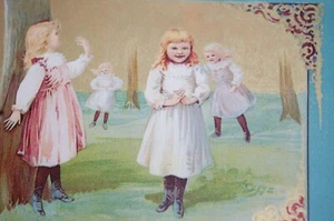 CARTA COMMERCIALE VITTORIANA 5 MC RIUGHLIN XXXX CAFFÈ 4 RAGAZZE CHE GIOCANO A NASCONDINO 1892 - Foto 1 di 6