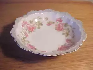 TAZÓN DE FRUTA DE PORCELANA AUSTRIACA DE 5" BAYAS DE COLECCIÓN - ELEGANTE BORDE VERDE Y ROSAS ROSADAS - Imagen 1 de 4