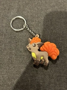 Neu Pokemon Schlüsselanhänger Weichgummi 3D Strukturiert Vulpix - Bild 1 von 1