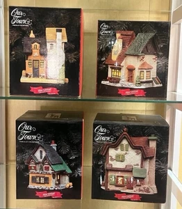 Vintage Santa’s Best Our Town Keramik Weihnachtsdorf Gebäude Konvolut NEU - Bild 1 von 2