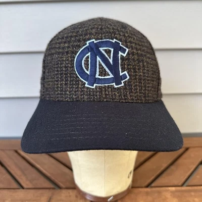 Carolina del Norte Tacones Alquitranados Sombrero Gorra Correa Trasera Para Hombres NCAA Universidad Baloncesto Tweed Foto 1 de 4