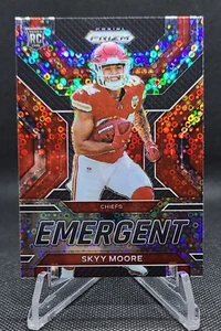 2022 Panini Prizm SKYY MOORE RC EMERGENTE Discoteca Prizm #E-16 Chiefs Rookie - Foto 1 di 2