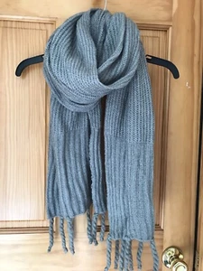 NUEVO CON ETIQUETAS SONOMA “THE SUPERCOZY SCARF” - MUJER - GRIS - 75” - RET $32 - (5BX55 01)(x8) - Imagen 1 de 6
