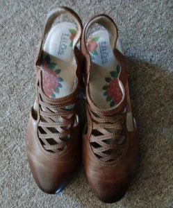 Taos~Size 9.5 M 40 Distressed Brown Leather Low Heels Shoes Excellent Condition - Picture 1 of 12