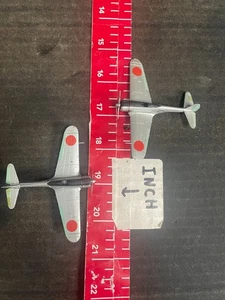 2 Teenie kleine handgefertigte Plastik Flugzeugmodelle, Nakajima Ki-43 "Oscar" beide - Bild 1 von 8