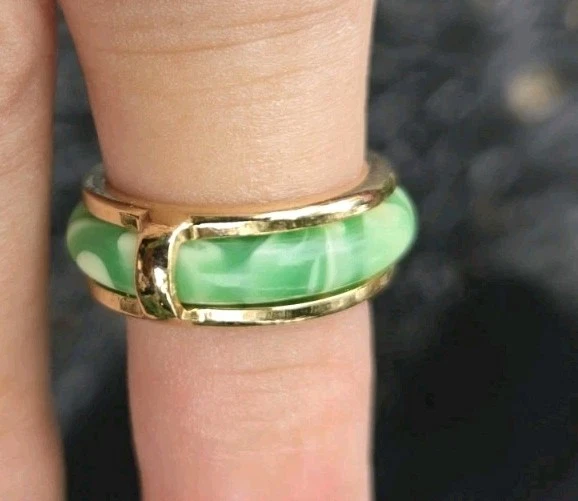 Anillo de Verano Talla 6 Lucite Acrílico Plástico Anillo Verde En Capas Borde Dorado Foto 1 de 4