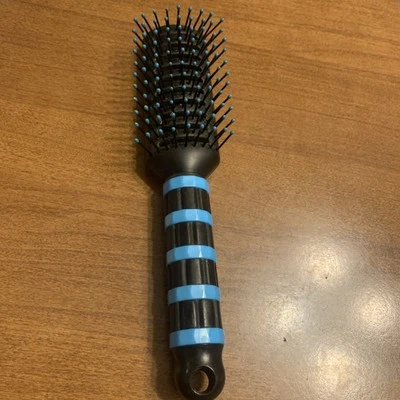 Cepillo de pelo negro de segunda mano con puntas azules en cerdas y mango de goma cresta azul Foto 1 de 4