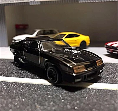 Luce verde Ford Falcon V8 Interceptor 1/64 Chrome Edition mai aperto nuovo - Immagine 1 di 4