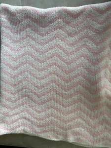 Living Textiles Baby Pink White ZigZag Chevron Polyester Plush Knit Girl Blanket - Picture 1 of 3