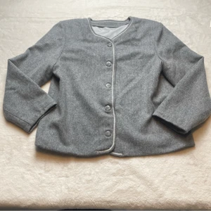 Graue gefütterte Jacke Wolle Fischgrätmuster vorne geknöpft - Bild 1 von 12