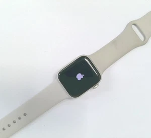 Apple Watch SE 2nd Gen 40mm GPS Only - Starlight, With Band - BH 73% - Afbeelding 1 van 7