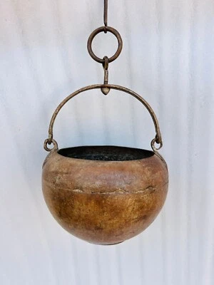 Antigua maceta colgante de pared de hierro pesado hecha a mano olla de agua grande de hierro antiguo Foto 1 de 4