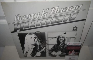 ÁLBUM FIRMADO POR GREGG ALLMAN BANDA DE LOS HERMANOS DUANE AUTÓGRAFO TRAMPOLÍN CERTIFICADO DE AUTENTICIDAD JSA - Imagen 1 de 4