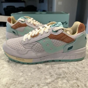 Talla 7.5 (9 Mujer’s) - Saucony Shadow 5000 St Barths Beige Verde Menta | S70701-1 - Imagen 1 de 17