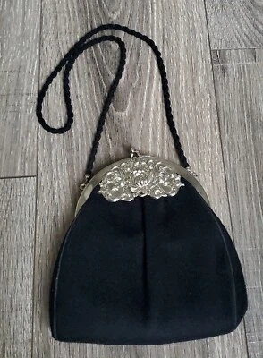 Monedero negro vintage con diseño plateado único. Foto 1 de 4