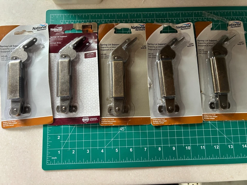 Lote de 5 paquetes National Hardware N208-660 soporte tapa resorte izquierda latón antiguo NOS Foto 1 de 4