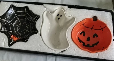 Juego de 3 Platos de Caramelo Pottery Barn Halloween Telaraña Negra Calabaza Fantasma NUEVO Foto 1 de 4