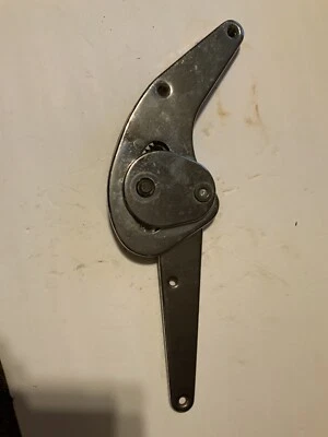 Хромированный кронштейн на переднюю петлю сиденья Mercedes Benz W113 230SL 250SL 280SL от оригинального производителя - Изображение 1 из 4