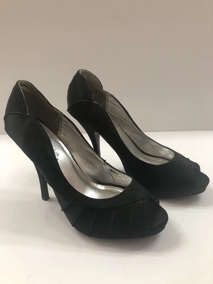 Sapatos femininos Wild Diva salto agulha, tamanho 8 cetim preto sapatos biqueira aberta   - Imagem 1 de 4