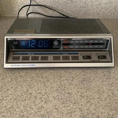 Vintage GE 7-4663A Woodgrain AM/FM Alarm Clock Radio - Tested & Works - Image 1 of 4