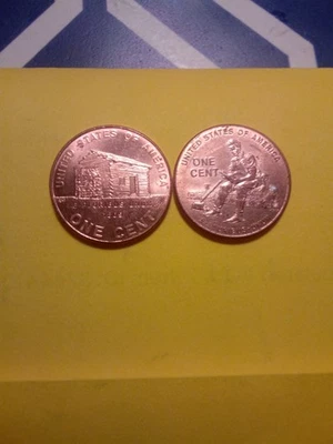 Raro Lincoln 2009 sentado en un centavo de tronco y centavo de cabaña de troncos 2000!!!!!!!  2 monedas Foto 1 de 2