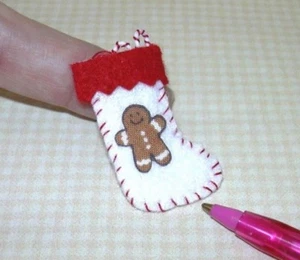 Miniatur LEBKUCHEN Mann Strumpf, WEISS mit roter Manschette: PUPPENHAUS Weihnachten 1:12 - Bild 1 von 1