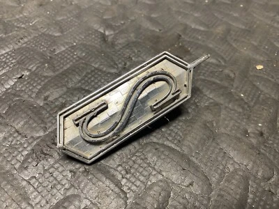 Oldsmobile Cutlass S 1971-1972 emblema delantero OEM 402477 Foto 1 de 4