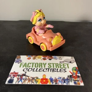 Vintage 1986 Mcdonalds Muppet Babys Happy Meal Spielzeug "Miss Piggy" mit Auto - Bild 1 von 5