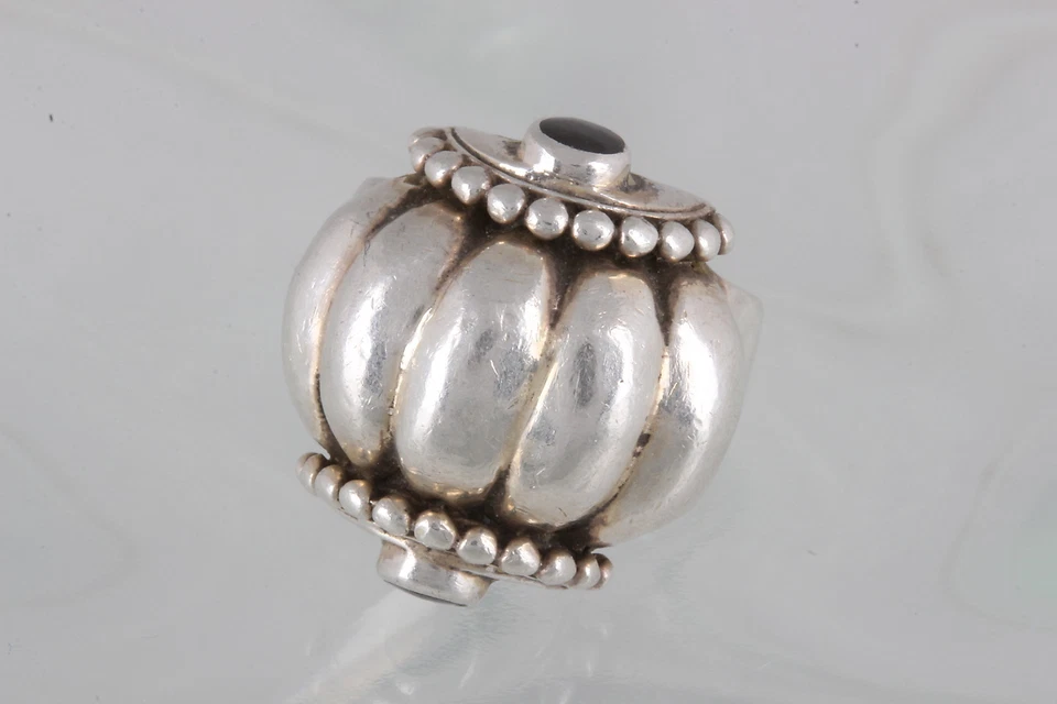 ANILLO PLATA ESTERLINA ABOVEDADO TEXTURIZADO RANURAS PIEDRAS ÓNIX NEGRO TALLA 5 925 0675B Foto 1 de 3