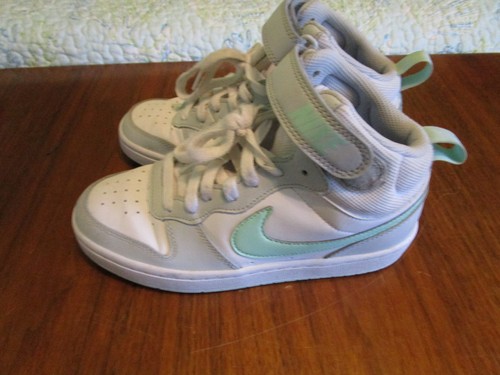 Scarpe da ginnastica Nike Court Borough Youth taglia 4 5 puro platino come nuove in schiuma per bambini