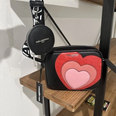 Bandolera Karl Lagerfeld Paris Maybelle NUEVA CON ETIQUETAS Negra Corazón Rojo/Rosa con Bolsa para Monedas Foto 1 de 4