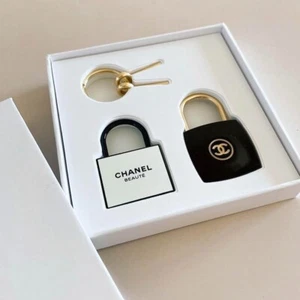 CHANEL Chanel La Collection Keychain Padlock 2024 Novelty 3x5cm Black White CC - Picture 1 of 7