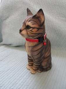 De colección Harvey Knox Kingdom porcelana atigrado gato cuello rojo ojo verde 11"" Usado en excelente condición - Imagen 1 de 4