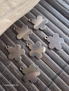 Lot De 6 Breloques Fleurs En Métal Argenté D'environ 1.2 X 1.5 Cm - Picture 1 of 5