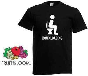 Downloading On Toilette Humor Dump Poo bedruckt lustig Night Out Geek Herren T-Shirt  - Bild 1 von 4